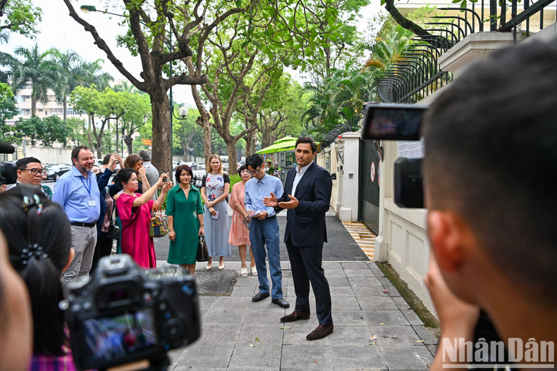 El director de la AFP para el Sudeste Asiático, Stephane Delfour, interviene en la cita.