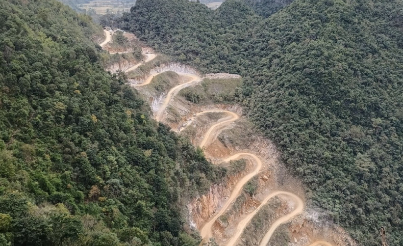 Este paso escarpado con 15 pisos de pendientes empinados ejerce un atractivo especial sobre los amantes de los viajes.