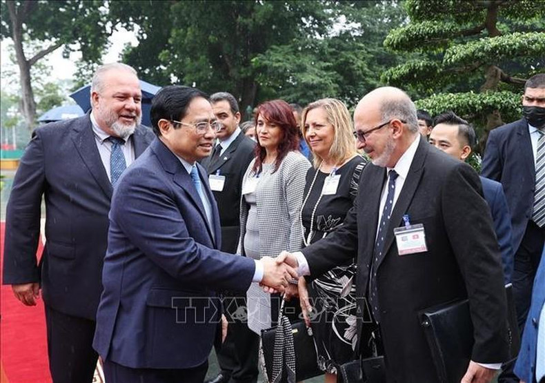 El dirigente cubano presenta a miembros de su delegación. El dirigente cubano presenta a miembros de su delegación.