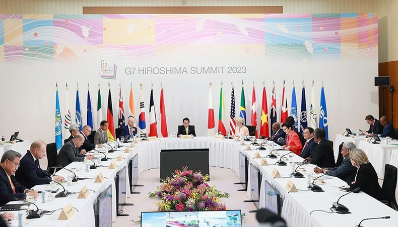 El primer ministro Pham Minh Chinh y los líderes del G7 en el evento.