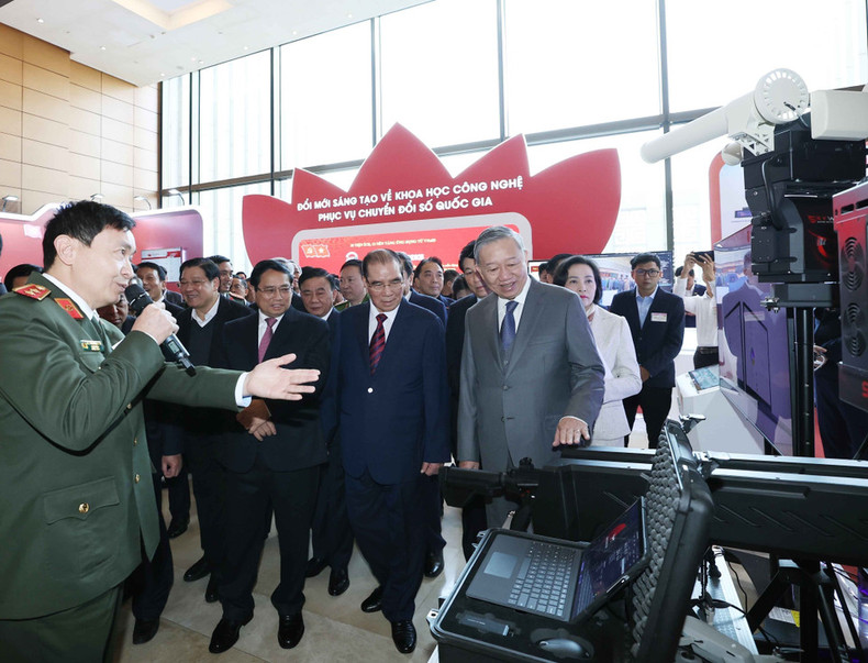 El secretario general del Partido Comunista de Vietnam, To Lam, junto con dirigentes y exdirigentes del Partido y el Estado, visita la exposición de la Conferencia Nacional sobre avances en el desarrollo de la ciencia, la tecnología, la innovación y la transformación digital, celebrada en la sede de la Asamblea Nacional el 13 de enero de 2025.