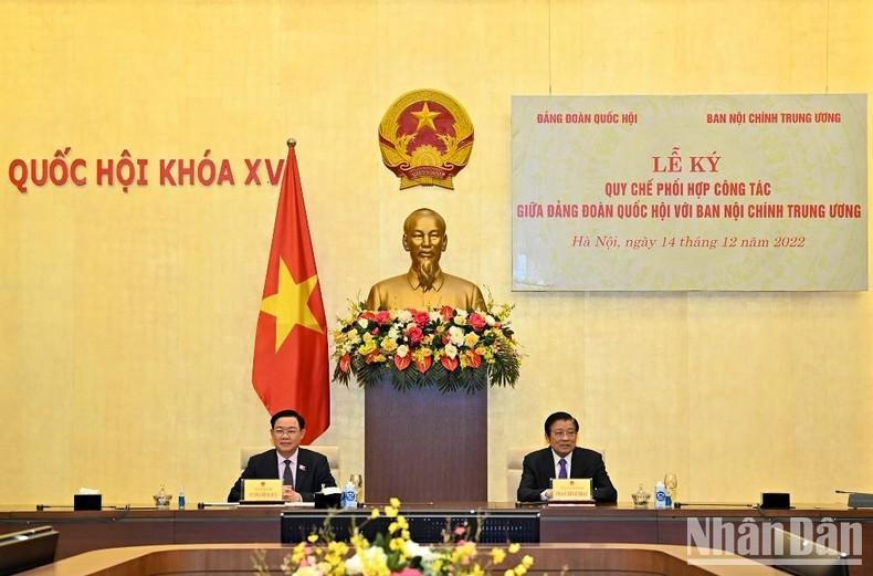El titular del Parlamento, Vuong Dinh Hue, y el jefe de la Comisión de Asuntos Internos del Comité Central del PCV, Phan DinhTrac, asisten a la ceremonia.