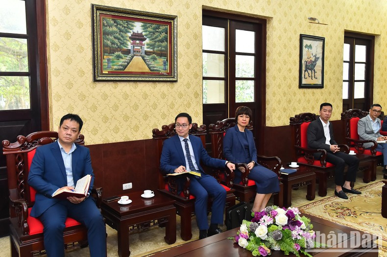 Delegados de Nhan Dan asistentes al evento.