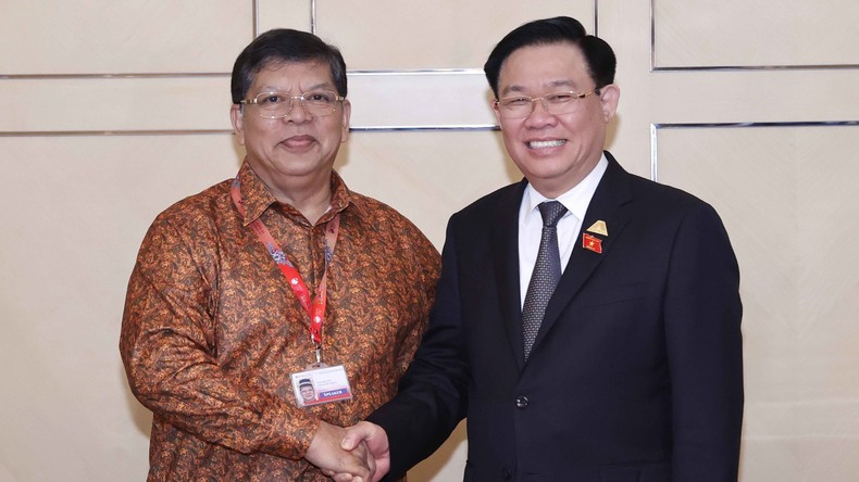 Dinh Hue se reúne con el presidente de la Cámara de Representantes de Malasia, Tan Sri Dato’ Johari Bin Abdul. Dinh Hue se reúne con el presidente de la Cámara de Representantes de Malasia, Tan Sri Dato’ Johari Bin Abdul.