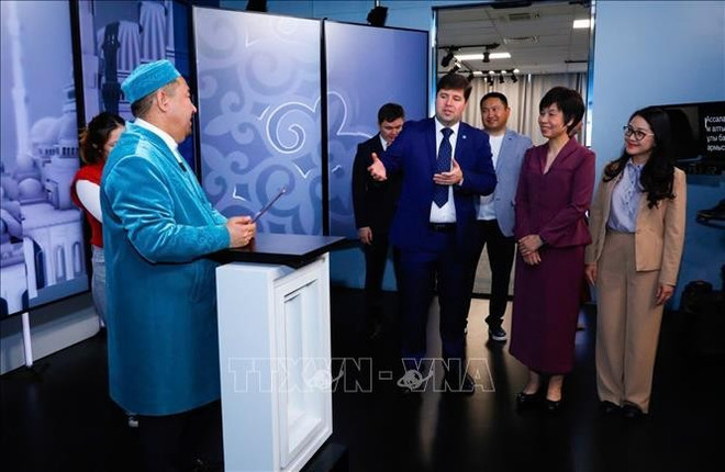 La directora general de la VNA, Vu Viet Trang, visita la sede del TRC (Foto: VNA)