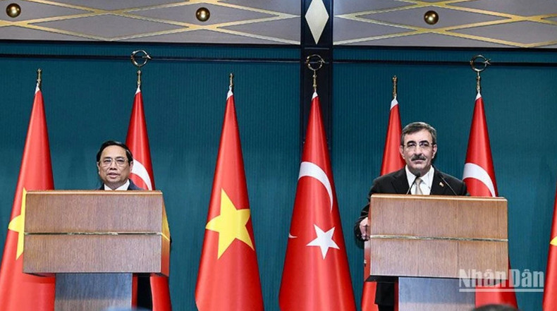 El primer ministro de Vietnam, Pham Minh Chinh, y el vicepresidente de Turquía, Cevdet Yilmaz en la conferencia de prensa.