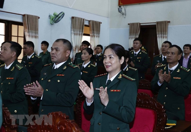 Oficiales y soldados dan la bienvenida al presidente Nguyen Xuan Phuc. Oficiales y soldados dan la bienvenida al presidente Nguyen Xuan Phuc.