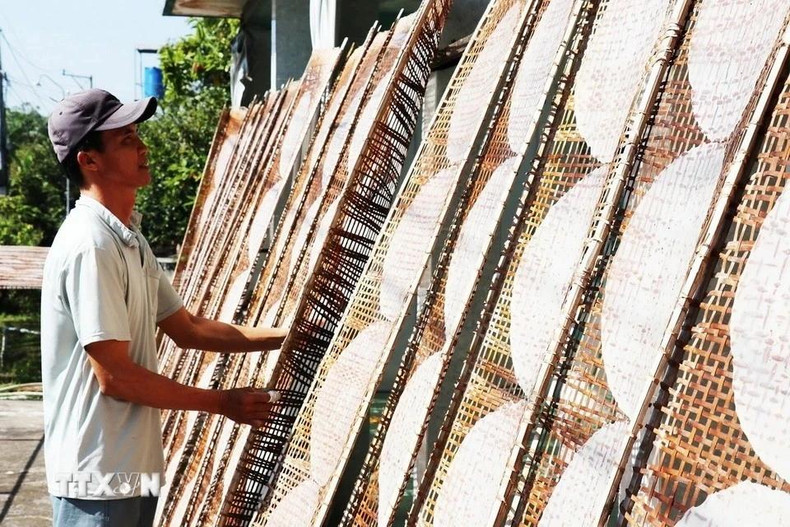 Los panqueques de arroz se secan a la luz del sol para que se sean crujientes y deliciosos.