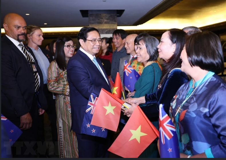 Representantes de la comunidad vietnamita en Nueva Zelanda dan la bienvenida al primer ministro Pham Minh Chinh y a su esposa. Representantes de la comunidad vietnamita en Nueva Zelanda dan la bienvenida al primer ministro Pham Minh Chinh y a su esposa.