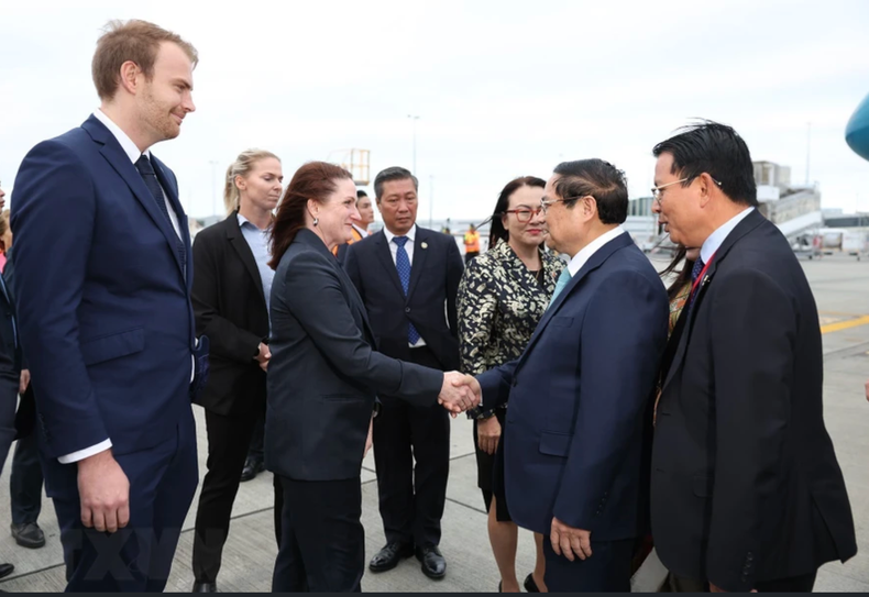 Funcionarios de Nueva Zelanda dan la bienvenida al primer ministro Pham Minh Chinh y a su esposa en el aeropuerto de Auckland. Funcionarios de Nueva Zelanda dan la bienvenida al primer ministro Pham Minh Chinh y a su esposa en el aeropuerto de Auckland.