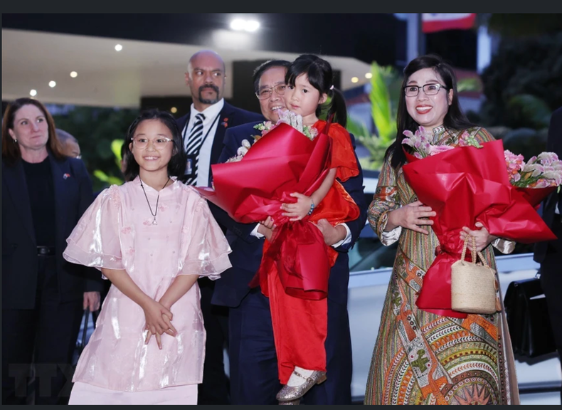 Connacionales en Nueva Zelanda entregan flores al primer ministro Pham Minh Chinh y a su esposa. Connacionales en Nueva Zelanda entregan flores al primer ministro Pham Minh Chinh y a su esposa.