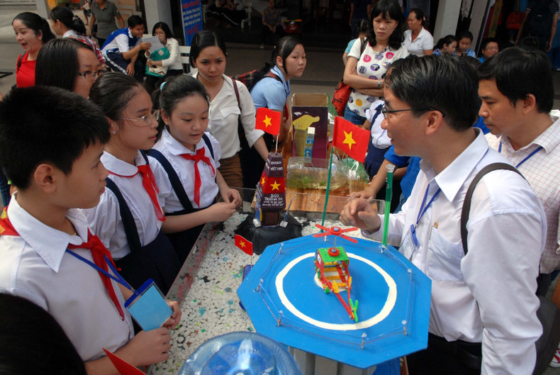 El jurado evalúa los productos presentados en el concurso de creatividad para niños y jóvenes de Ciudad Ho Chi Minh, décima edición de 2015.