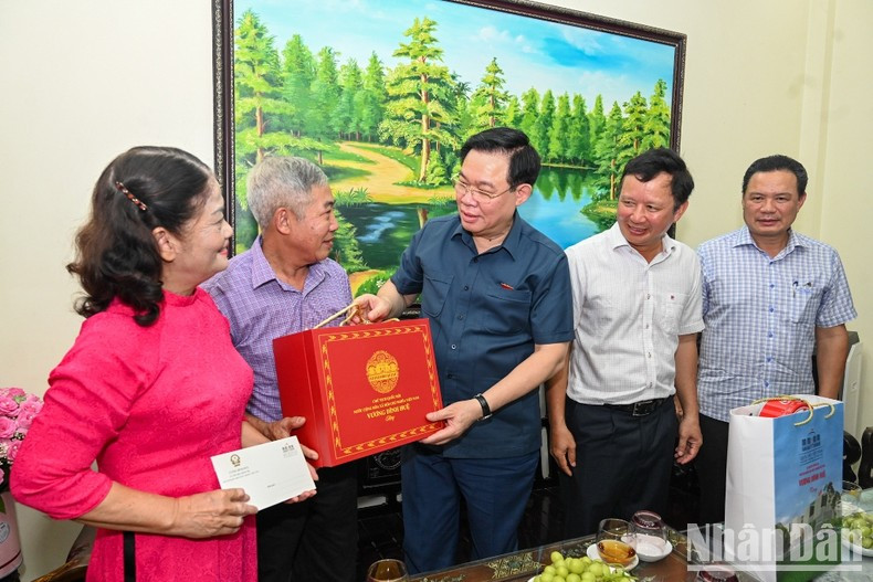 El dirigente entrega obsequios a la familia de Tran Ba Luu. El dirigente entrega obsequios a la familia de Tran Ba Luu.