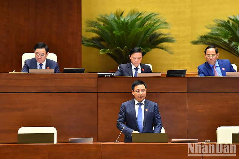 El ministro de Transporte, Nguyen Van Thang, responde a las preguntas de los diputados.