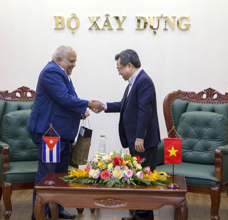 El embajador cubano entrega un obsequio al ministro vietnamita. (Foto: baoxaydung.com.vn) El embajador cubano entrega un obsequio al ministro vietnamita. (Foto: baoxaydung.com.vn)