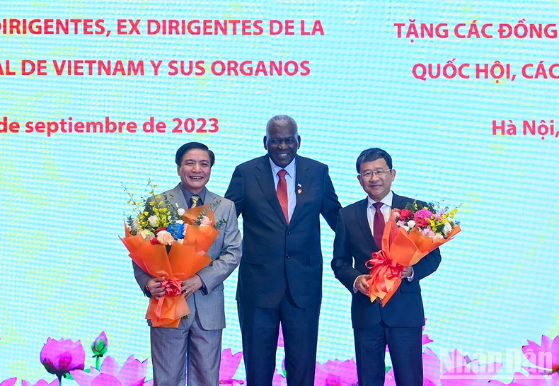 Esteban Lazo entrega la Medalla de Fraternidad Combativa al secretario general de la Asamblea Nacional, Bui Van Cuong y al jefe de la Comisión de Relaciones Exteriores del Parlamento de Vietnam, Vu Hai Ha. Esteban Lazo entrega la Medalla de Fraternidad Combativa al secretario general de la Asamblea Nacional, Bui Van Cuong y al jefe de la Comisión de Relaciones Exteriores del Parlamento de Vietnam, Vu Hai Ha.