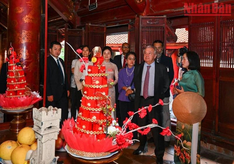 Los delegados en el Templo de la Literatura