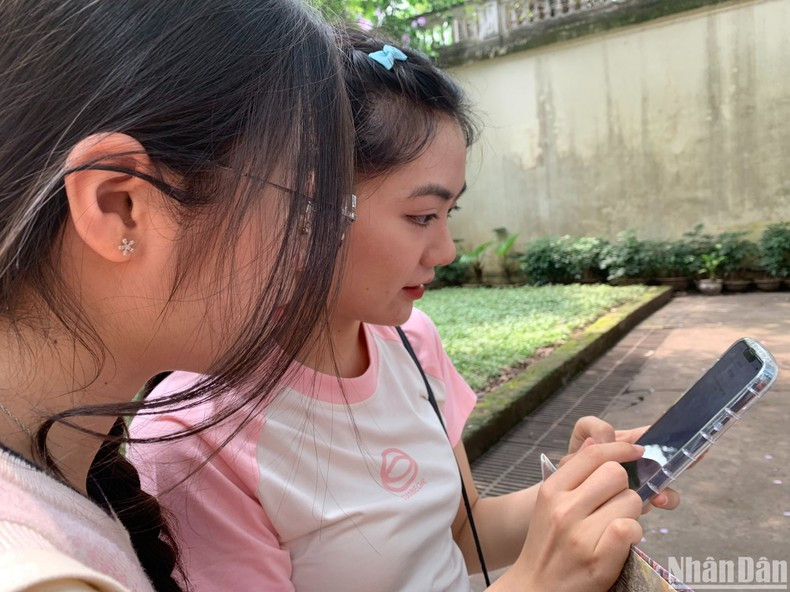 Nguyen Lan Anh (izquierda) expresa su emoción al ver la imagen de la bandera de la liberación ondeando en el tejado del búnker del general francés De Castries y siente que está viviendo este momento histórico. Nguyen Lan Anh (izquierda) expresa su emoción al ver la imagen de la bandera de la liberación ondeando en el tejado del búnker del general francés De Castries y siente que está viviendo este momento histórico.