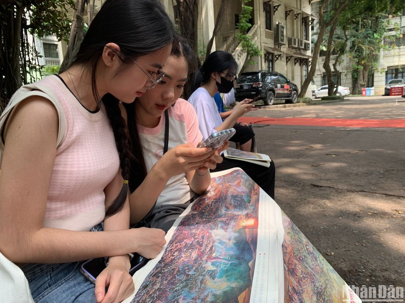 Dam Hieu Phuong y Nguyen Lan Anh, residentes en Thanh Tri, Hanói, quedan asombradas por la vívida información visualizada virtualmente. Dam Hieu Phuong y Nguyen Lan Anh, residentes en Thanh Tri, Hanói, quedan asombradas por la vívida información visualizada virtualmente.