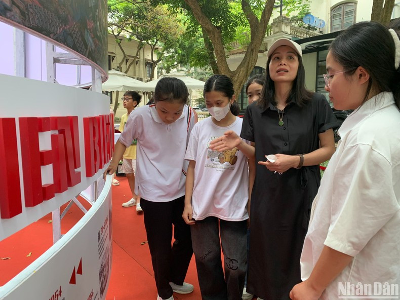 Los alumnos del profesor Kim están muy entusiasmados con la lección de inglés con imágenes e información sobre la victoria de Dien Bien Phu traducidas al inglés. Los alumnos del profesor Kim están muy entusiasmados con la lección de inglés con imágenes e información sobre la victoria de Dien Bien Phu traducidas al inglés.