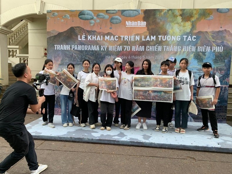La clase de la profesora Kim viaja un largo camino desde el distrito de My Duc, Hanói, hasta la sede del diario Nhan Dan para visitar la exposición. La clase de la profesora Kim viaja un largo camino desde el distrito de My Duc, Hanói, hasta la sede del diario Nhan Dan para visitar la exposición.