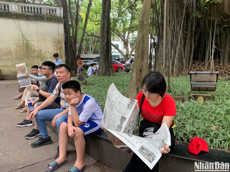 Los lectores leen el periódico Nhan Dan bajo el baniano en su sede, en el número 71 de la calle Hang Trong, en el distrito de Hoan Kiem, Hanói. Los lectores leen el periódico Nhan Dan bajo el baniano en su sede, en el número 71 de la calle Hang Trong, en el distrito de Hoan Kiem, Hanói.