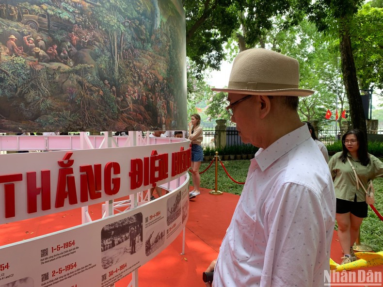 Según Tran Ngoc Quyen, que vive en el distrito capitalino de Ba Dinh, la exposición proporciona información muy breve pero completa sobre la histórica victoria de Dien Bien Phu. Según Tran Ngoc Quyen, que vive en el distrito capitalino de Ba Dinh, la exposición proporciona información muy breve pero completa sobre la histórica victoria de Dien Bien Phu.