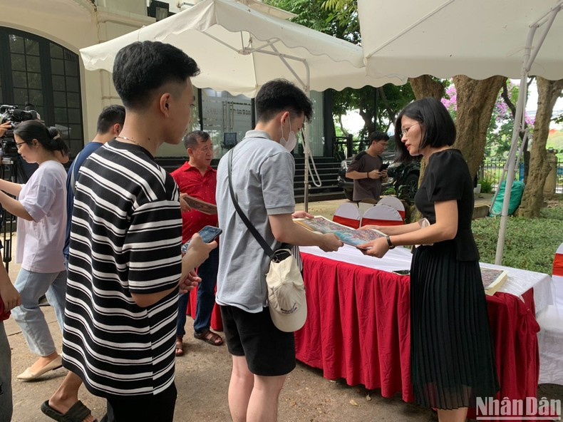 Cada lector que visite la exposición recibe un suplemento especial sobre el desarrollo de la campaña de Dien Bien Phu. Cada lector que visite la exposición recibe un suplemento especial sobre el desarrollo de la campaña de Dien Bien Phu.