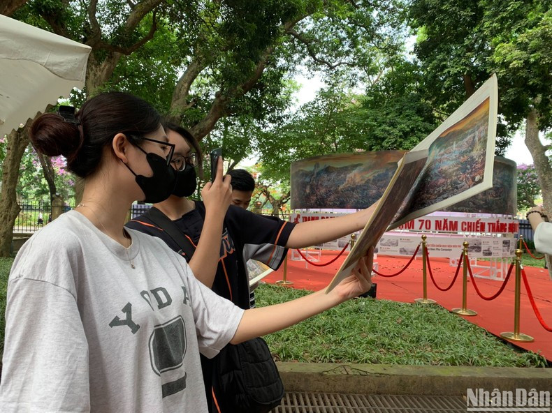 Los lectores escanean los códigos QR de las pinturas para ver imágenes en movimiento utilizando tecnología de realidad aumentada (AR). Los lectores escanean los códigos QR de las pinturas para ver imágenes en movimiento utilizando tecnología de realidad aumentada (AR).