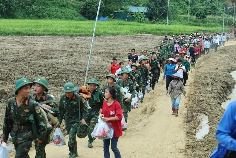 Los habitantes de la aldea de Lang Un, comuna de Phuc Khanh, distrito de Bao Yen, provincia de Lao Cai, se despidieron de los soldados de la División 98, Cuerpo de ejército 316 de la Región Militar 2, quienes participaron en la búsqueda de víctimas desaparecidas debido a deslizamientos de tierra durante 14 días en septiembre de 2024.