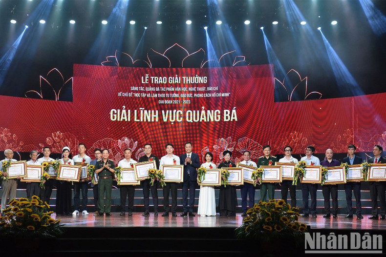 Entregan Premios de divulgación de obras sobre seguimiento de ideología de Ho Chi Minh ảnh 5