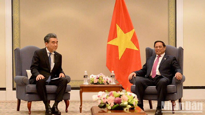 El primer ministro de Vietnam, Pham Minh Chinh, recibe al Mitsuo Ochi, rector de la Universidad de Hiroshima.