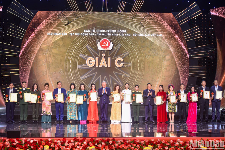 El presidente del Tribunal Popular Supremo, Nguyen Hoa Binh, y el director de Academima Nacional de Política Ho Chi Minh y presidente del Consejo Teórico Central, Nguyen Xuan Thang, otorgan premios C a los autores ganadores. El presidente del Tribunal Popular Supremo, Nguyen Hoa Binh, y el director de Academima Nacional de Política Ho Chi Minh y presidente del Consejo Teórico Central, Nguyen Xuan Thang, otorgan premios C a los autores ganadores.