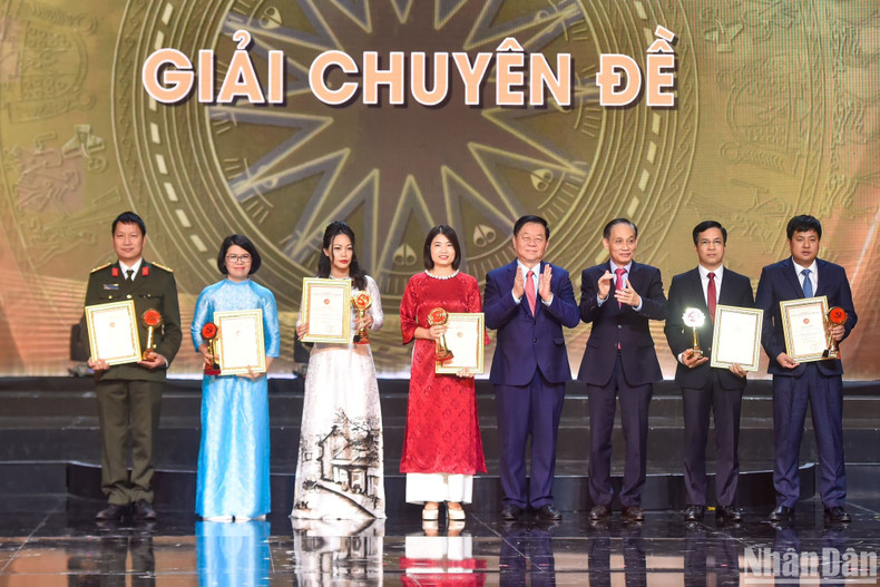 El jefe de la Comisión de Comunicación y Educación del Comité Central del PCV, Nguyen Trong Nghia, y el jefe de la Comisión de Relaciones Exteriores del Comité Central del PCV, Le Hoai Trung, entregan menciones especiales a los ganadores. El jefe de la Comisión de Comunicación y Educación del Comité Central del PCV, Nguyen Trong Nghia, y el jefe de la Comisión de Relaciones Exteriores del Comité Central del PCV, Le Hoai Trung, entregan menciones especiales a los ganadores.