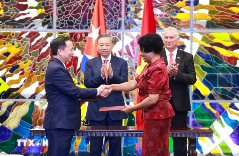 Los representantes del Banco Estatal de Vietnam y el Banco Central de Cuba. Los representantes del Banco Estatal de Vietnam y el Banco Central de Cuba.