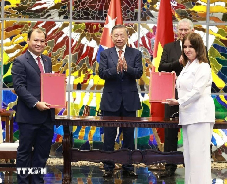 En el acto de firma entre la Revista Cong San (Comunista) del PCV y la Revista Cuba Socialista, perteneciente al PCC. En el acto de firma entre la Revista Cong San (Comunista) del PCV y la Revista Cuba Socialista, perteneciente al PCC.