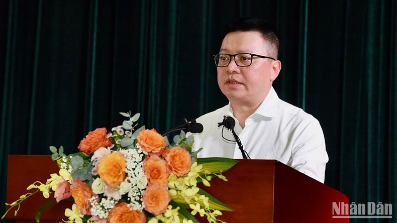 El presidente de la Asociación de Periodistas de Vietnam y presidente-editor del periódico Nhan Dan (Pueblo), Le Quoc Minh, habla en el evento. El presidente de la Asociación de Periodistas de Vietnam y presidente-editor del periódico Nhan Dan (Pueblo), Le Quoc Minh, habla en el evento.