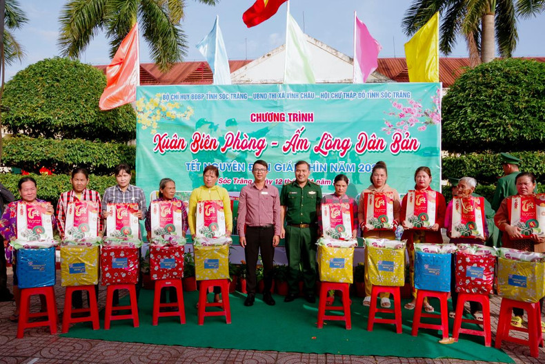 Los representantes del Alto Mando de la Guardia Fronteriza de la provincia sureña de Soc Trang entregan obsequios a las familias desfavorecidas de la zona fronteriza local. Los representantes del Alto Mando de la Guardia Fronteriza de la provincia sureña de Soc Trang entregan obsequios a las familias desfavorecidas de la zona fronteriza local.