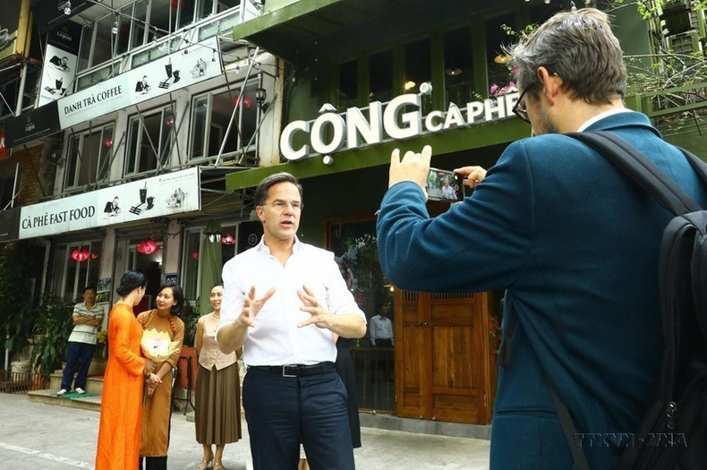 Hanói es un lugar donde muchos líderes de países de todo el mundo experimentan una atmósfera de paz. En la foto: Durante su visita a Vietnam, en la mañana del 2 de noviembre de 2023, el primer ministro de los Países Bajos, Mark Rutte, fue a un restaurante en la calle Dien Bien Phu, tomó un té y conversó con amigos vietnamitas. Hanói es un lugar donde muchos líderes de países de todo el mundo experimentan una atmósfera de paz. En la foto: Durante su visita a Vietnam, en la mañana del 2 de noviembre de 2023, el primer ministro de los Países Bajos, Mark Rutte, fue a un restaurante en la calle Dien Bien Phu, tomó un té y conversó con amigos vietnamitas.
