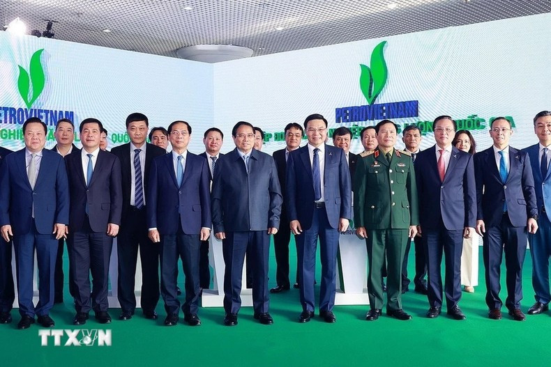 Minh Chinh y los delegados en el evento. Minh Chinh y los delegados en el evento.