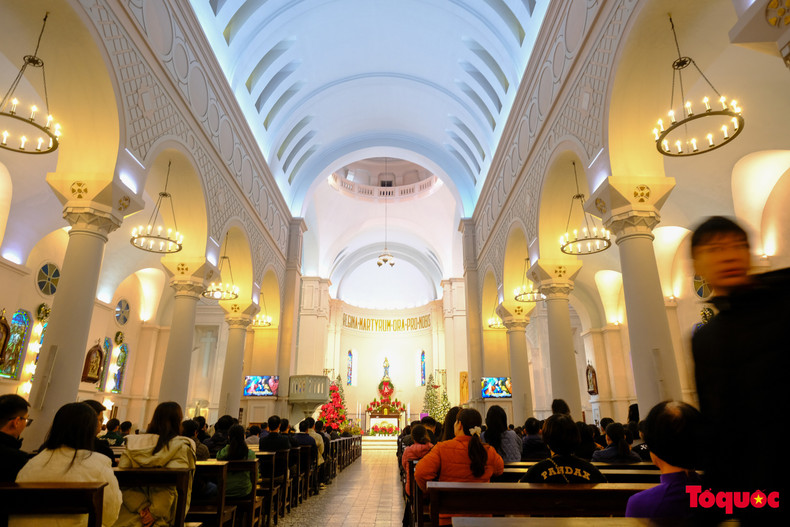 El ambiente solemne y respetuoso de una ceremonia en la iglesia. El ambiente solemne y respetuoso de una ceremonia en la iglesia.