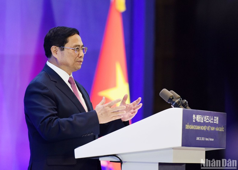 Minh Chinh interviene en la cita. Minh Chinh interviene en la cita.