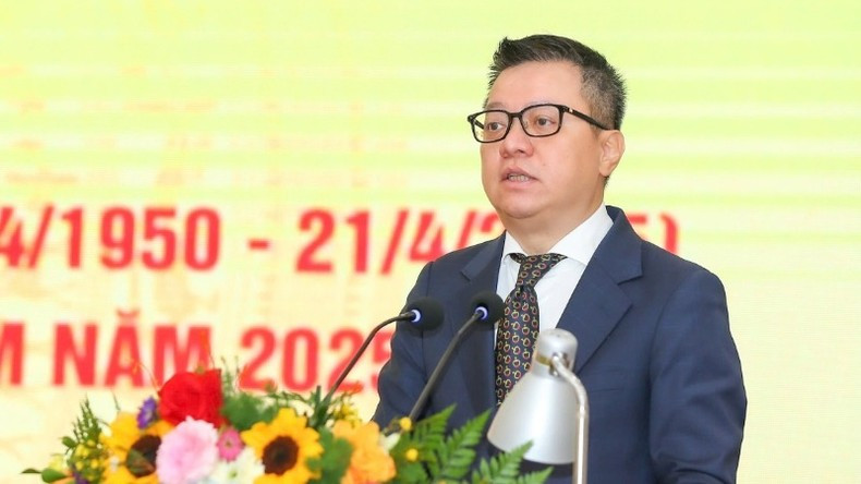 El presidente de la Asociación de Periodistas de Vietnam, Le Quoc Minh, habla en la cita.