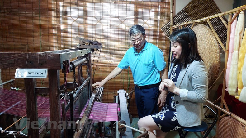 Los artesanos del VIETSERI muestraron a los visitantes el funcionamiento del telar. Los artesanos del VIETSERI muestraron a los visitantes el funcionamiento del telar.