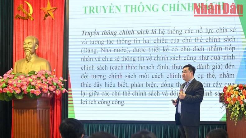 El director y editor en jefe de la Editorial Política Nacional Su That (Verdad), Pham Minh Tuan hace una presentación en el evento.