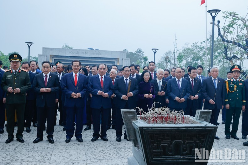 La delegación rinde tributo a los héroes y mártires. La delegación rinde tributo a los héroes y mártires.