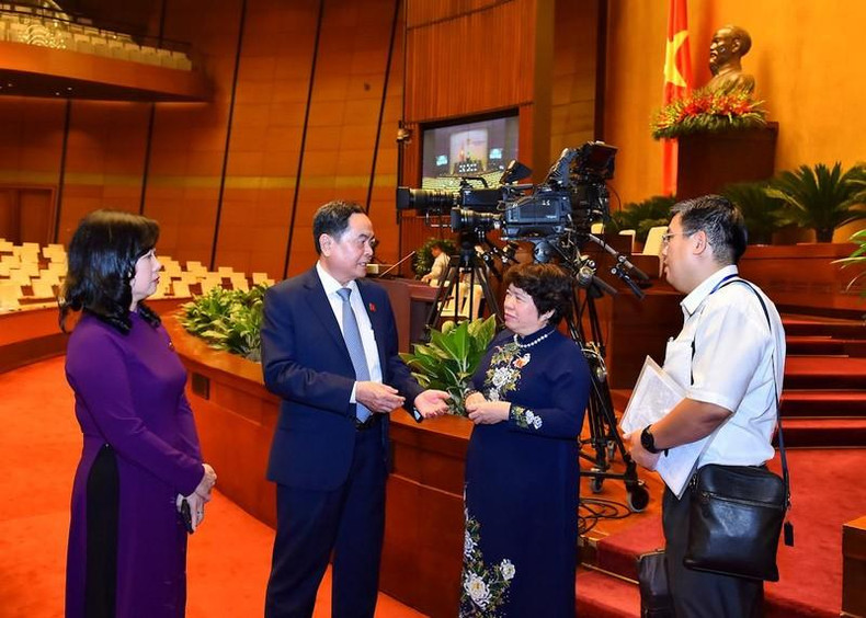 El vicepresidente legislativo Tran Thanh Man intercambia opiniones con los delegados.