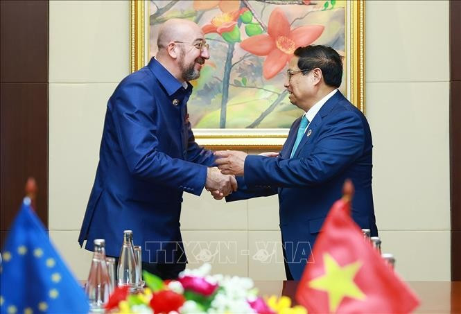 Minh Chinh y Charles Michel.