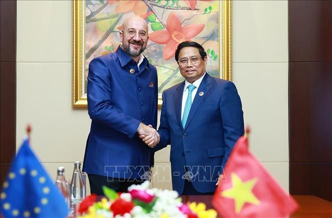 Minh Chinh y Charles Michel.
