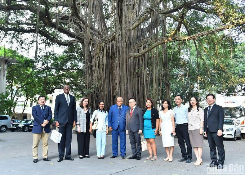 Los delegados en la sede del periódico Nhan Dan. Los delegados en la sede del periódico Nhan Dan.